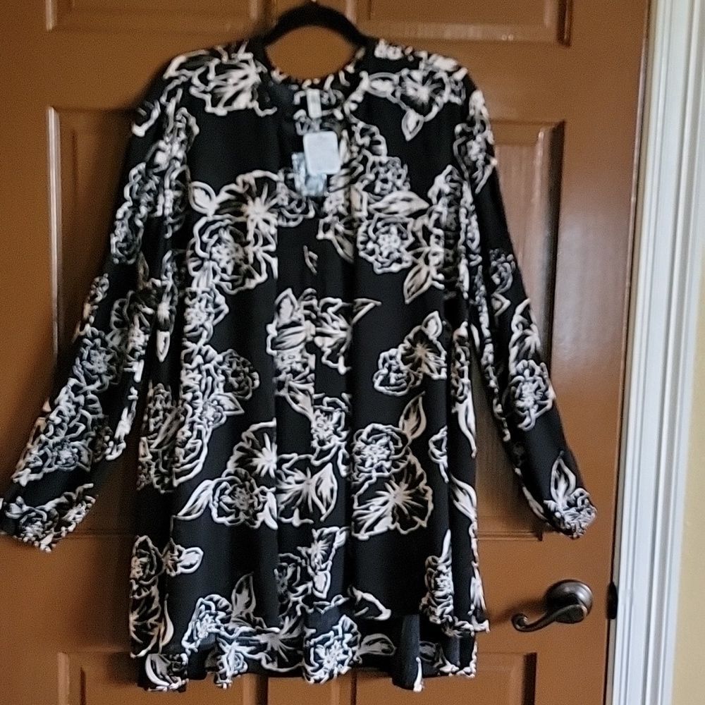Free People-blk/iv/tan long sleeved print top with band around neck. S/M. NWT.